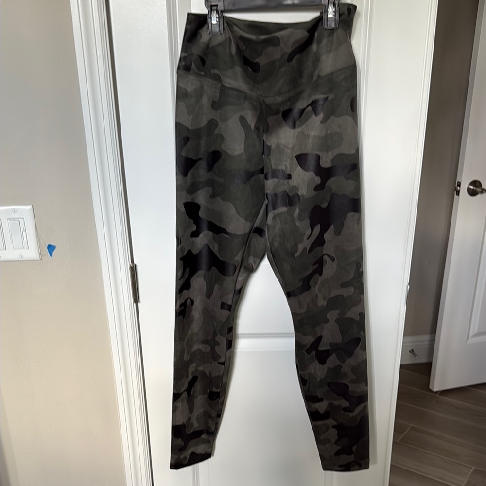 White House Black Market sz 12 NWT Camouflage Leggings.